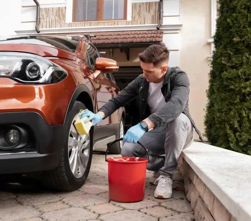 Lavage auto à domicile Villeneuve-lès-Avignon : professionnel intervenant sur un véhicule